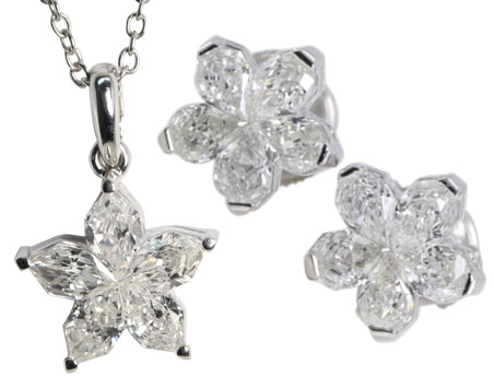 2 High Quality Pear Shaped Diamond Earrings and Diamond Pendant Set with VS Clarity Diamonds