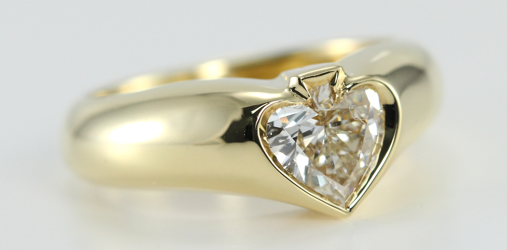 Solitaire diamond ring with bezel setting