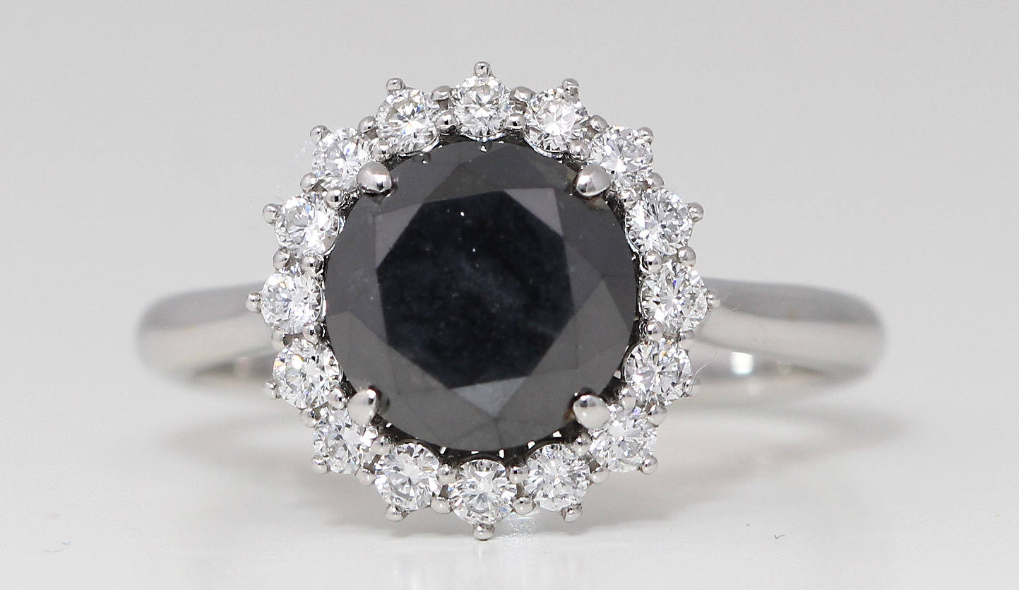 18k Gold Round Diamond Black Halo Ring (Irradiated)